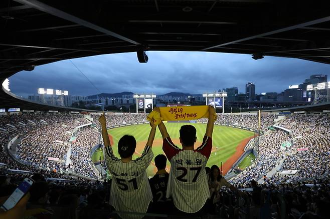 LG가 7일 잠실구장에서 SSG와 정규시즌 경기를 치르는 가운데, 경기 전 2만3750석이 매진됐다. 사진 | LG 트윈스