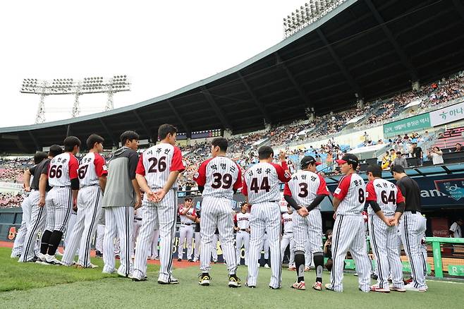 LG 선수들이 7일 잠실구장에서 열린 2025 KBO리그 SSG전에 앞서 미팅을 진행하고 있다. 사진 | LG 트윈스