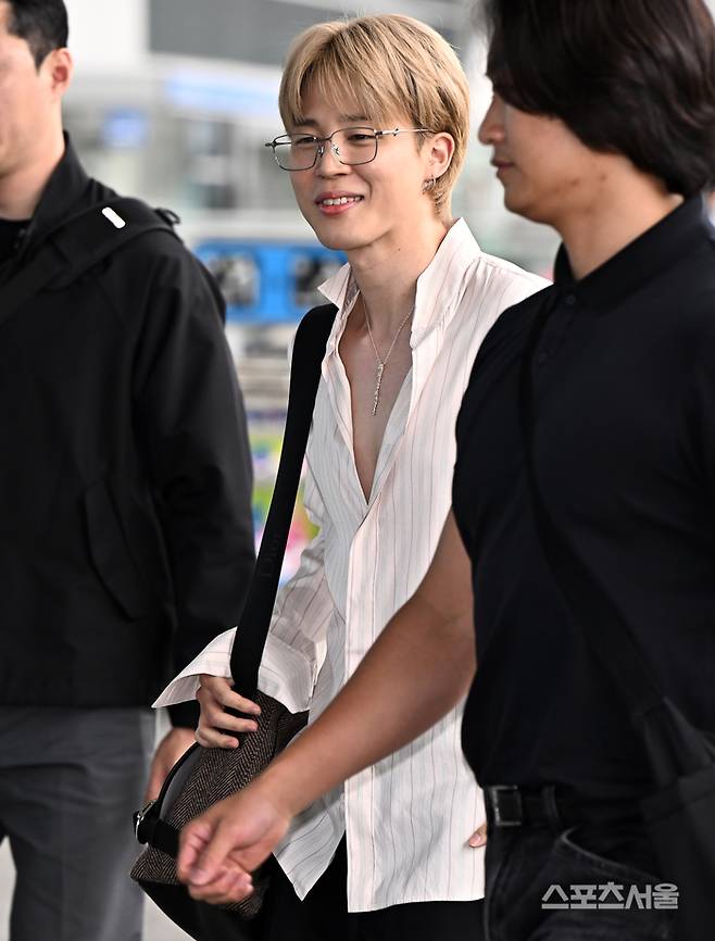 경호원에 둘러싸인 BTS 지민이 출국하고 있다. 이주상기자 rainbow@sportsseoul.com