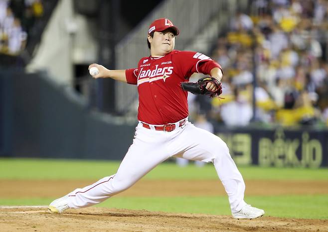 SSG 이로운이 잠실구장에서 열린 2025 KBO리그 LG와 경기에서 7회말 올라와 힘차게 공을 던지고 있다. 사진 | SSG 랜더스