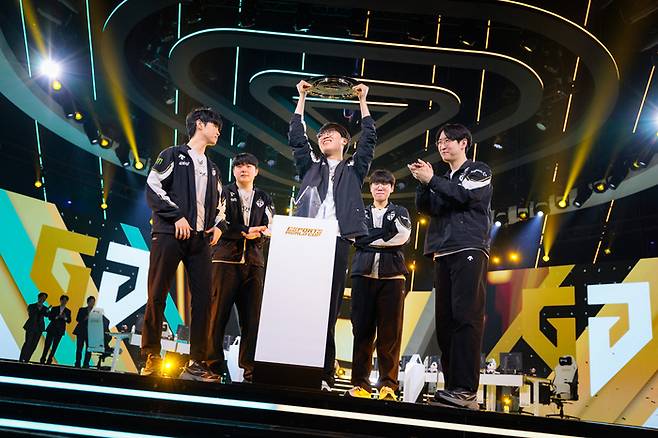 젠지 선수들이 21일(한국시간) 사우디아라비아 리야드에서 열린 2025 EWC 리그 오브 레전드(LoL) 부문 결승전 승리 후 트로피를 들어올리고 있다. 사진 | EWC