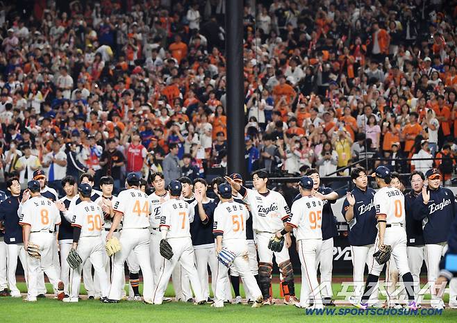 29일 대전 한화생명볼파크에서 열린 LG-한화전. 한화가 7대3으로 승리한 가운데 팬과 선수들이 기뻐하고 있다. 대전=정재근 기자 cjg@sportschosun.com/2025.9.29/