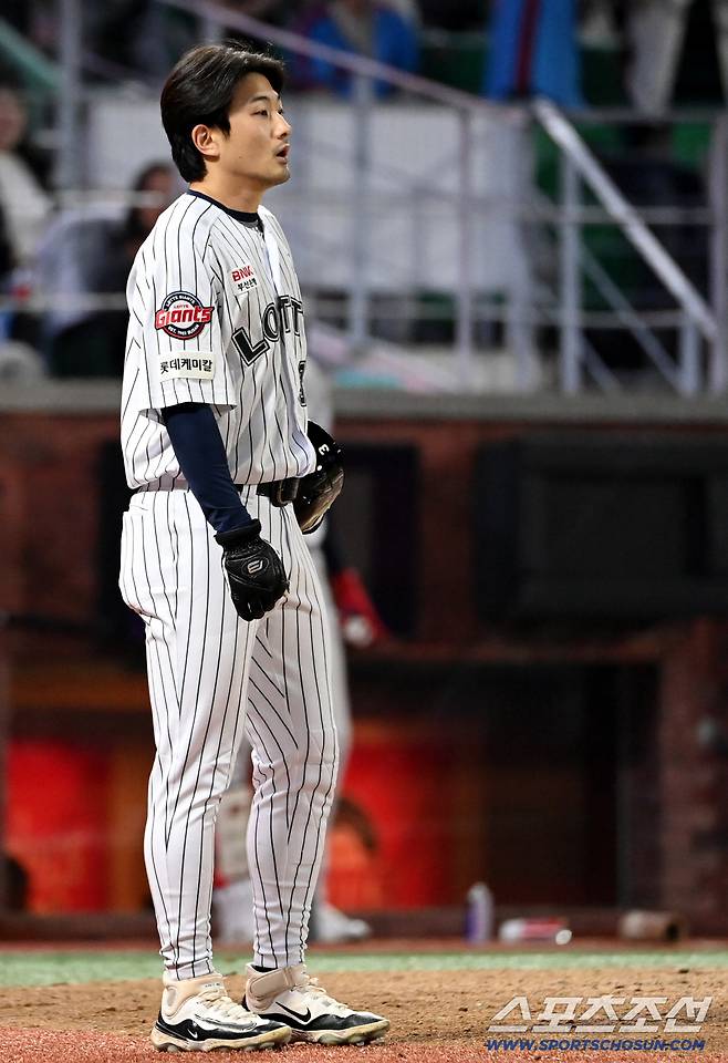 타구를 확인하지 못하고 아웃되며 허탈해하는 신윤후