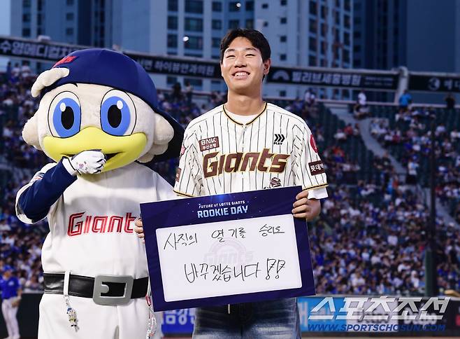 26일 부산 사직야구장에서 열린 KBO리그 롯데와 삼성의 경기. 2026입단 신인 선수들이 홈 팬들 앞에서 첫 인사를 했다. 부산 팬들에게 인사하는 신인 투수 신동건. 부산=송정헌 기자songs@sportschosun.com/2025.09.26/