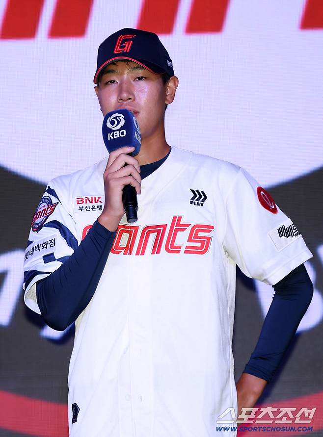 2026 KBO 신인 드래프트가 17일 서울 롯데호텔월드에서 열렸다. 롯데에 1라운드 지명된 동산고 신동건이 소감을 말하고 있다. 잠실=박재만 기자 pjm@sportschosun.com/2025.09.17/