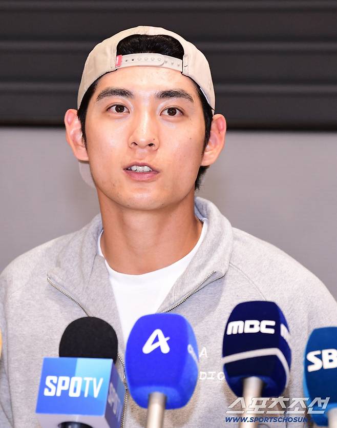 이정후가 9월 30일 오후 인천공항 제2터미널을 통해 귀국했다. 인터뷰를 하고 있는 이정후. 인천공항=송정헌 기자songs@sportschosun.com/2025.09.30/