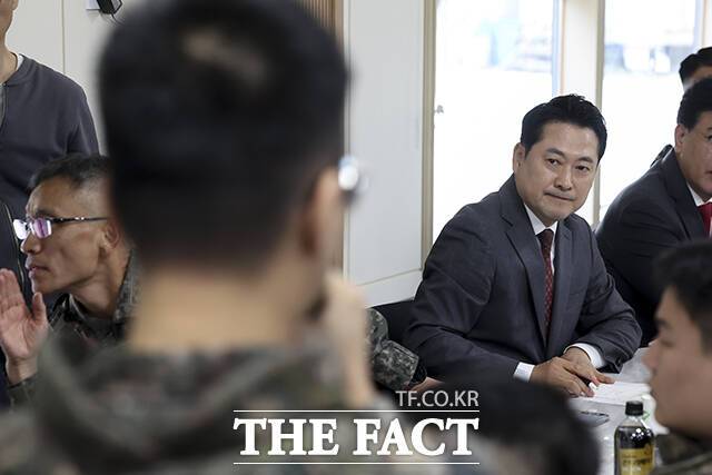 장병들 발언 듣는 장동혁 국민의힘 대표.