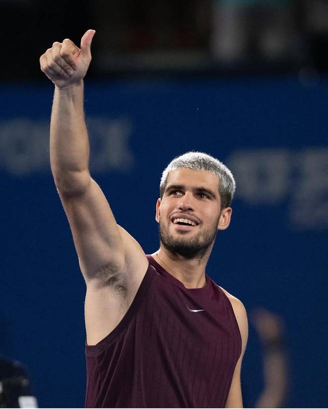 세계 1위 카를로스 알카라스가 29일 도쿄 ATP 500(재팬오픈) 단식 4강전에서 12위 카스퍼 루드를 3-6, 6-3, 6-4로 누르고 결승에 오른 뒤 기뻐하고 있다. 결승 상대는 테일러 프리츠(미국)다. 사진/ATP 투어