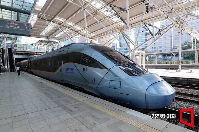 서울역에서 KTX 열차가 승객을 기다리고 있다. 사진=강진형 기자aymsdream@