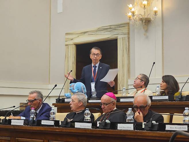 교황청 신학학술원 국제세미나에서 발언하는 박길성 고려대 사회학과 명예교수 겸 푸른나무재단 이사장. /푸른나무재단 제공