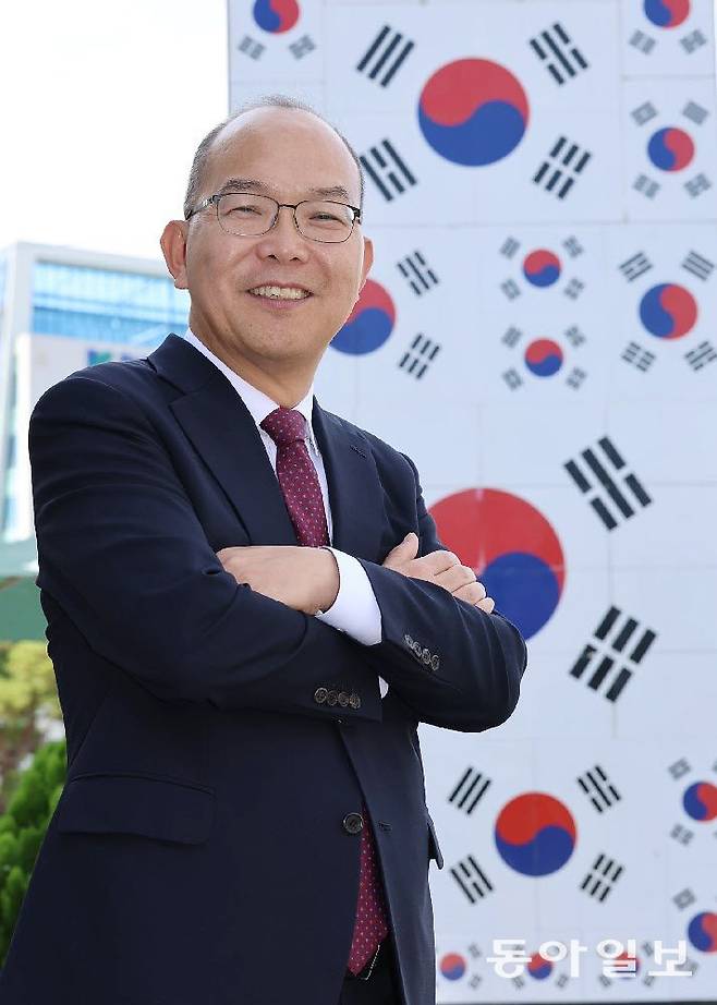 30일로 취임 1주년이 되는 윤종진 한국보훈복지의료공단 이사장이 강원 원주 공단 앞에서 포즈를 취하고 있다. 원주=전영한 기자 scoopjyh@donga.com