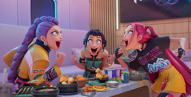 넷플릭스 오리지널 애니메이션 ‘케이팝 데몬 헌터스’의 주인공들이 한국 음식을 먹고 있다. (출처=AP/뉴시스)