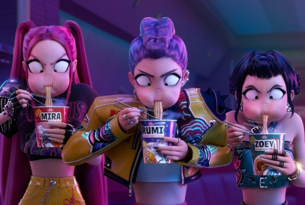 케이팝 데몬 헌터스에서 컵라면을 먹고 있는 주인공들. (출처=넷플릭스 제공)