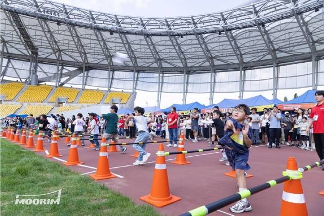 지난 9월 27일 경남 진주시 진주종합경기장 주경기장에서 열린 ‘2025 제6회 무림페이퍼 KOREAN CUP 종이비행기대회’에서 참가 선수들이 종이비행기를 힘차게 날리고 있다. 역동적인 동작과 집중력 있는 시선이 대회의 뜨거운 현장 분위기를 고스란히 전한다.(사진 제공= 무림페이퍼)