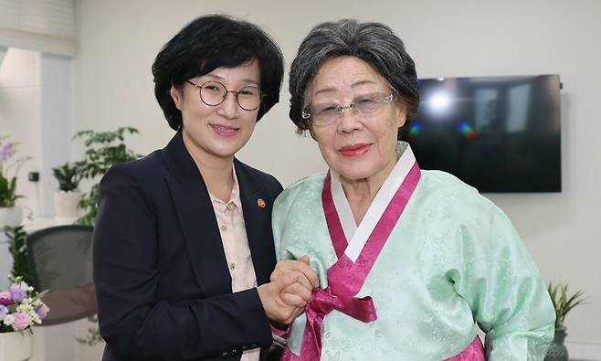 원민경 여성가족부 장관이 30일 정부서울청사에서 일본군\\\'위안부\\\' 피해자 이용수 할머니를 만나 환담을 나누고 기념촬영을 하고 있다. 여성가족부 제공