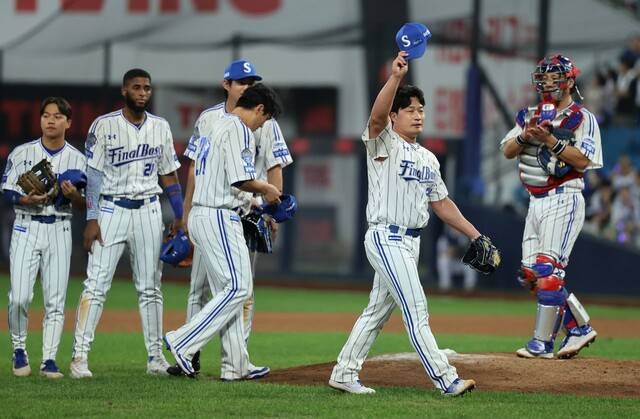삼성 라이온즈 오승환이 30일 대구에서 열린 기아와의 경기에 9회 등판해 공을 던진 뒤 마운드를 내려가고 있다. 삼성 라이온즈 제공.