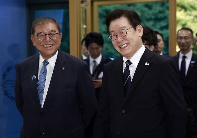 이재명 대통령과 이시바 시게루 일본 총리가 30일 한-일 정상회담을 위해 부산 누리마루 아펙(APEC) 하우스에 입장하고 있다. 연합뉴스