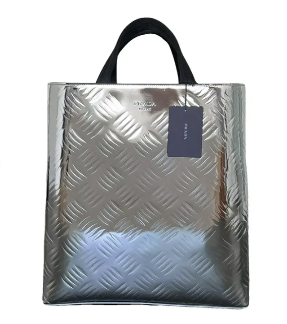 프라다 브러시드 토트백. 프라다 제공