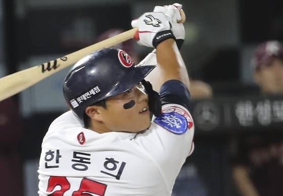 한동희, 동점 적시타 (부산=연합뉴스) 강덕철 기자 = 15일 부산 사직야구장에서 열린 프로야구 키움 히어로즈와 롯데 자이언츠의 경기. 4회 말 2사 2루에서 롯데 한동희가 1타점 적시타를 치고 있다. 2022.9.15 kangdcc@yna.co.kr (끝) 〈저작권자(c) 연합뉴스, 무단 전재-재배포 금지〉