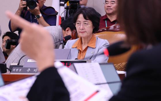 추미애 국회 법제사법위원회 위원장이 30일 국회에서 열린 법제사법위원회 전체회의에서 나경원 국민의힘 의원 발언을 듣고 있다. 임현동 기자