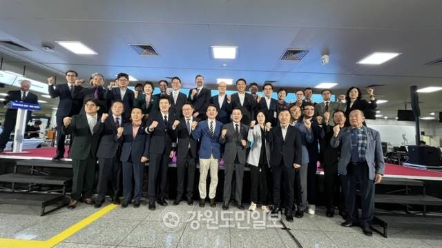 ▲ 강원도는 30일 양양국제공항에서 김진태 도지사, 김시성 도의회 의장, 최동열 강원도민일보 강릉본부장,국토교통부, 양양군, 한국공항공사와 파라타항공을 비롯한 관계기관, 주민 등이 참석한 가운데 양양-제주 노선 취항식을 갖고 국내선 운항을 시작했다.최훈기자