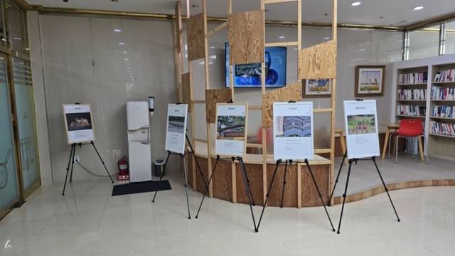 ▲ 디카시춘천 문학동인회(회장 장승진)가 속초양양교육지원청 로비에서 ‘강원의 매력’ 디카시 전시회를 개최, 26일까지 전시를 이어간다.