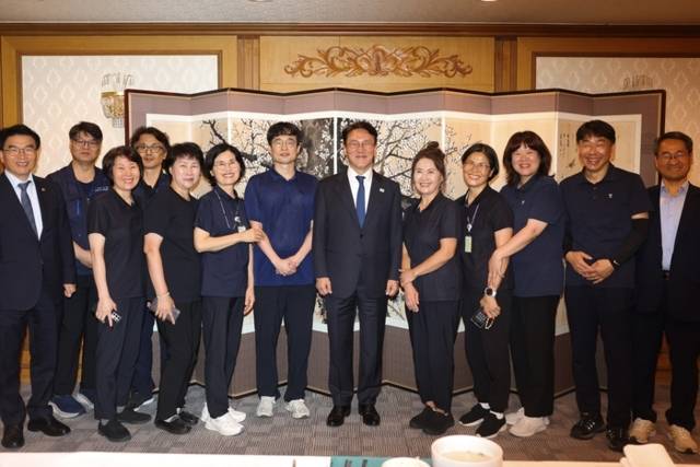 ▲ 김민석 국무총리가 30일 서울 종로구 정부서울청사에서 열린 정부청사 환경실무원 격려 오찬에서 참석자들과 기념촬영을 하고 있다. 연합뉴스