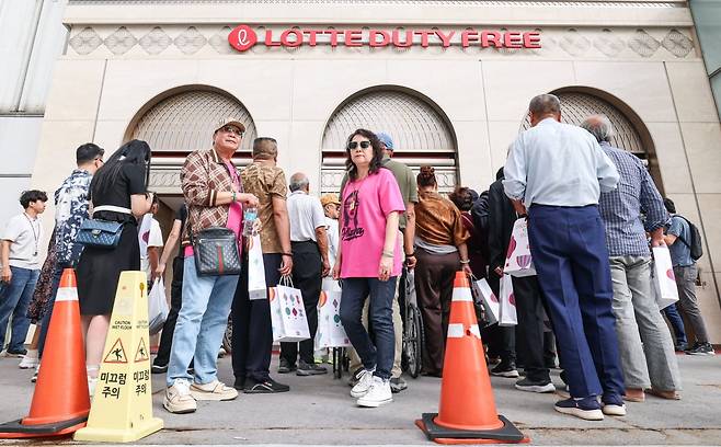 중국인 단체관광객 무비자 입국 첫날인 29일 오후 서울 중구 롯데면세점에서 중국인 관광객들이 입장을 위해 줄지어 이동하고 있다. 사진=임형택기자