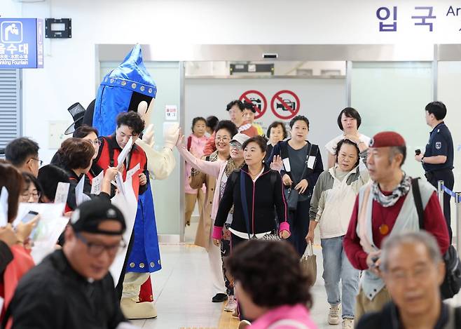 중국 단체관광객의 무비자 입국이 시작된 29일 오전 크루즈를 타고 방한한 중국인 관광객들이 인천 연수구 인천항크루즈터미널을 통해 입국하며 손을 흔들고 있다. 사진=뉴스1