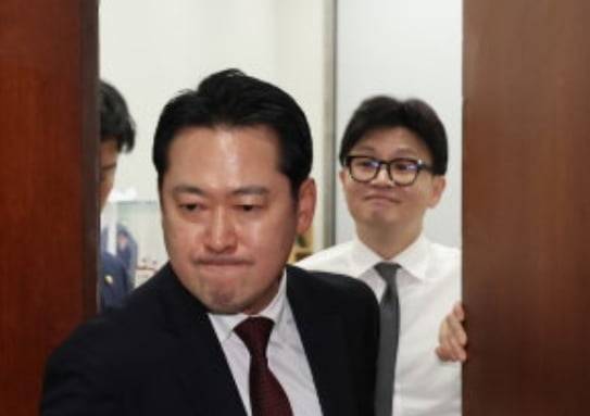 지난해 12월 11일 당시 국민의힘 장동혁 의원이 국민의힘 당대표실을 나가는 사이 한동훈 국민의힘 전 대표가 미소를 짓고 있다. 사흘 뒤 장 의원은 최고위원직을 사퇴하며 한동훈 대표 체제의 붕괴를 이끌었다. 사진=연합뉴스