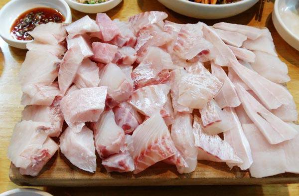 눈볼대회와 섞어서 장만한 선어 모듬회.