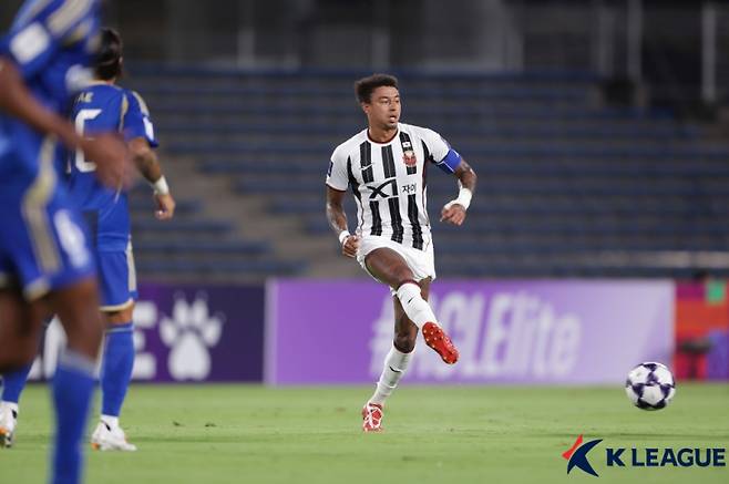 제시 린가드가 16일 일본에서 열린 ACLE 1차전 마치다 젤비아와의 경기에서 공을 차고 있다. 한국프로축구연맹 제공