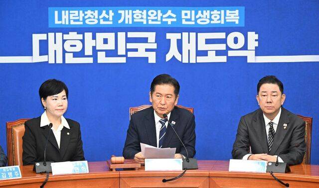 정청래 더불어민주당 대표가 29일 서울 여의도 국회에서 열린 민주당 최고위원회의에 참석해 모두발언을 하고 있다. 최현규 기자