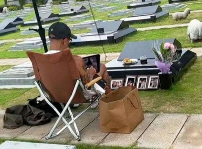 쉬시위안(서희원) 묘소를 지키는 구준엽 모습. /사진=웨이보 갈무리