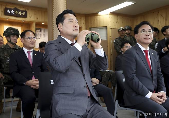 (포천=뉴스1) 국회사진기자단 = 장동혁 국민의힘 대표와 송언석 원내대표, 국방위원회 소속 의원들이 30일 경기 포천시 육군 제6보병사단 2여단 GOP대대를 방문해 최전방 군사대비 태세 점검을 하고 있다. 2025.9.30/뉴스1 Copyright (C) 뉴스1. All rights reserved. 무단 전재 및 재배포, AI학습 이용 금지. /사진=(포천=뉴스1) 국회사진기자단