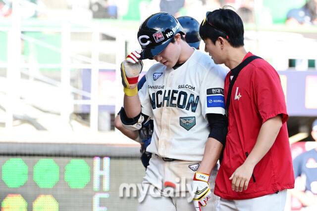 트레이너와 함께 더그아웃으로 향하는 SSG 박성한