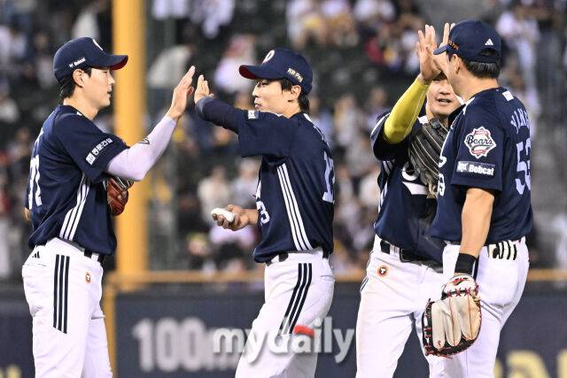 30일 서울 잠실야구장에서 열린 '2025 신한 SOL BANK KBO리그' 두산 베어스와 LG 트윈스 경기.두산 6-0으로 LG에 승리 후 기뻐하고 있다./잠실=한혁승 기자
