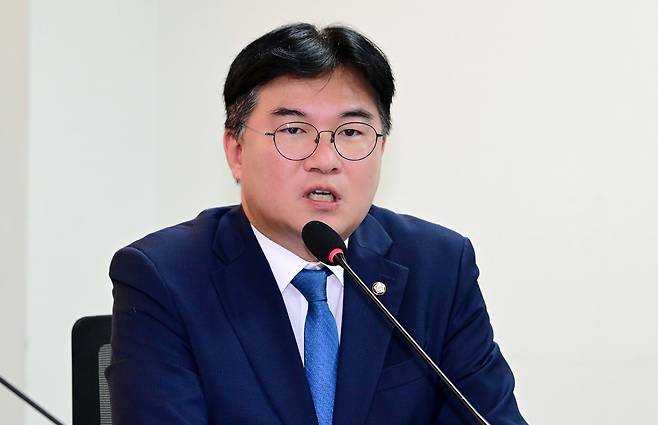 정준호 더불어민주당 의원이 24일 오후 서울 여의도 국회의원회관 제 2간담회실에서 열린 ‘2030세대에게 대한민국의 미래를 묻다- 여야 3당 좌담회’에서 인사말을 하고 있다. 이상섭 기자