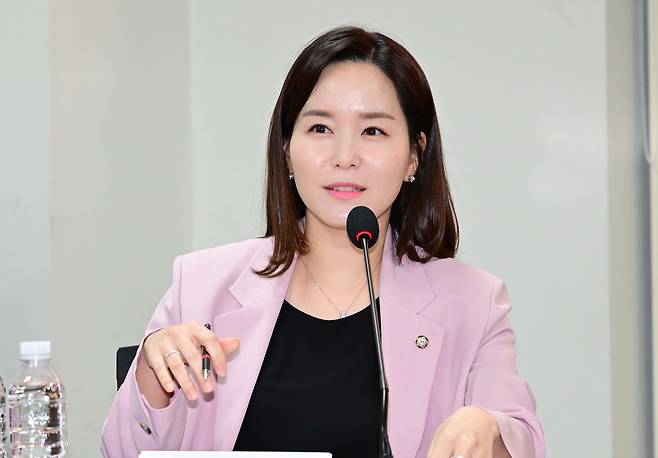 이주영 개혁신당 의원이 24일 오후 서울 여의도 국회의원회관 제 2간담회실에서 열린 ‘2030세대에게 대한민국의 미래를 묻다- 여야 3당 좌담회’에서 인사말을 하고 있다. 이상섭 기자