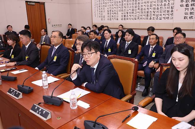 답변하는 '건진법사 관봉권' 담당 검사 (서울=연합뉴스) 김주성 기자 = 22일 국회 법제사법위원회에서 열린 '건진법사 관봉권 띠지' 분실 관련 검찰개혁 입법청문회에서 담당 검사인 최재현 서울남부지검 검사가 더불어민주당 서영교 의원의 질의에 답하고 있다. 2025.9.22 utzza@yna.co.kr (끝) <저작권자(c) 연합뉴스, 무단 전재-재배포, AI 학습 및 활용 금지> 연합뉴스