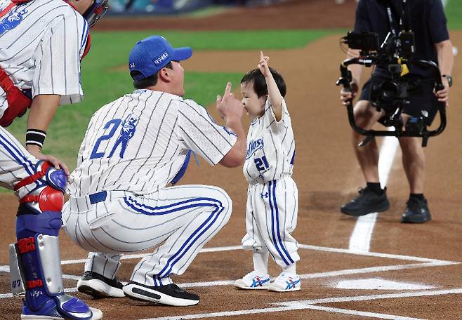 30일 대구 삼성 라이온즈 파크에서 열린 KIA와 삼성의 경기. 이날 은퇴식을 하는 삼성의 오승환이 아들 오서준의 시구를 받은 뒤 함께 승리 퍼포먼스를 취하고 있다. 연합뉴스
