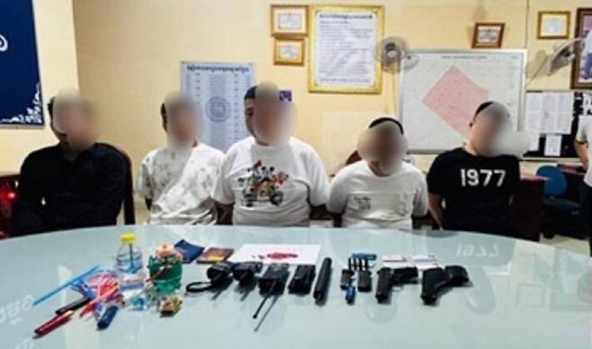 캄보디아 프놈펜에서 50대 한국인 남성을 납치한 중국인 4명과 캄보디아인 1명이 경찰에 붙잡혔다. 캄보디아경찰.