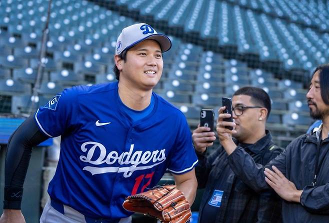 로스앤젤레스 다저스 오타니 쇼헤이가 28일(한국시간) 미국 워싱턴주 시애틀의 T모바일파크에서 열린 2025 미국 프로야구 메이저리그(MLB) 정규시즌 시애틀 매리너스와의 원정 경기를 앞두고 몸을 풀고 있다. AFP 연합뉴스