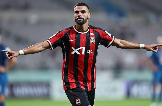 30일 오후 서울 마포구 서울월드컵경기장에서 열린 2025~2026시즌 아시아축구연맹(AFC) 챔피언스리그 엘리트(ACLE) 리그 스테이지 2차전 부리람 유나이티드와 FC서울의 경기에서 루카스가 골을 넣고 기뻐하고 있다. 2025.09.30. 뉴시스