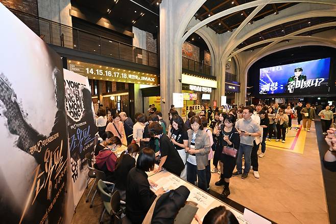 30일 서울 용산구 CGV 용산아이파크몰에서 진행된 광복 80주년 KBS 대기획 ‘조용필, 이 순간을 영원히’ 특별 싱어롱 시사회에 참석한 관객들이 티켓을 받기 위해 길게 줄을 늘어선 모습. KBS 제공