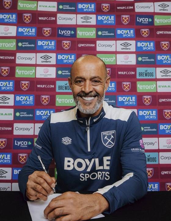 계약서에 사인하는 누누 산투 감독. /사진=웨스트햄 공식 SNS 갈무리