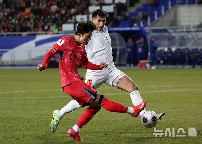 양민혁(왼쪽)이 슛을 시도하고 있다. /사진=뉴시스
