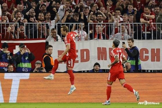 해리 케인(왼쪽)이 18일 오전 4시(한국시간) 독일 뮌헨 알리안츠 아레나에서 열린 2025~2026시즌 UEFA 챔피언스리그(UCL) 리그 페이즈 1라운드 첼시를 상대로 득점 후 특유의 골 세리머니하고 있다. /AFPBBNews=뉴스1