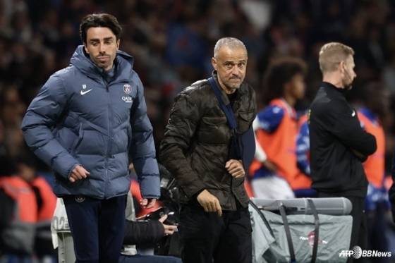 루이스 엔리케(가운데) 감독이 지난 28일(한국시간) 프랑스 파리의 파르크 데 프린스에서 열린 2025~2026시즌 프랑스 리그1 6라운드 경기를 지켜보고 있다. /AFPBBNews=뉴스1