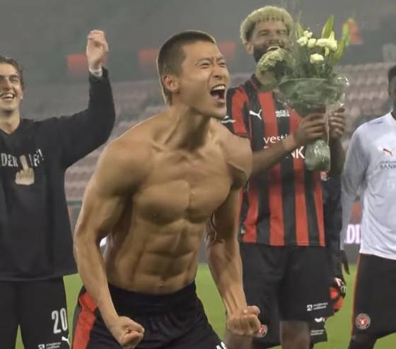 조규성이 21일(한국시간) 덴마크 헤르닝의 MCH 아레나에서 열린 비보르와의 '2025~2026시즌 덴마크 수페르리가' 9라운드 승리 후 팬들을 향해 포효하고 있다. /사진=SNS 영상 갈무리